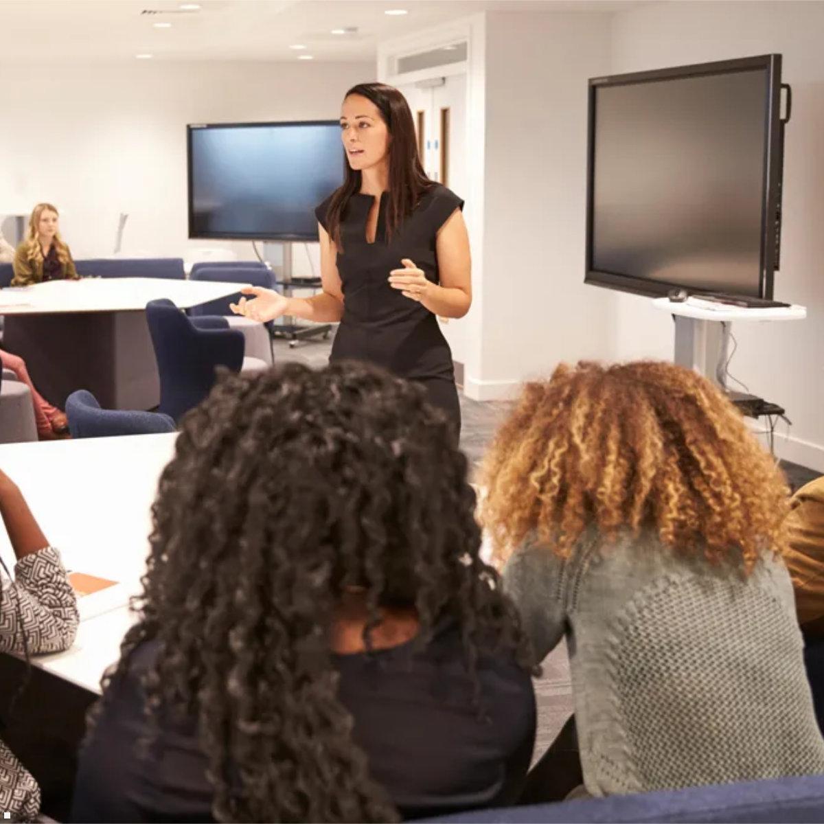 Neomounts PLASMA-M2500SILVER mobiler Flatscreen Bodenständer bis 100 Zoll, silber, Anwendungsbeispiel Neomounts PLASMA-M2500SILVER mobiler Flatscreen Bodenständer bis 100 Zoll, silber, Anwendungsbeispiel