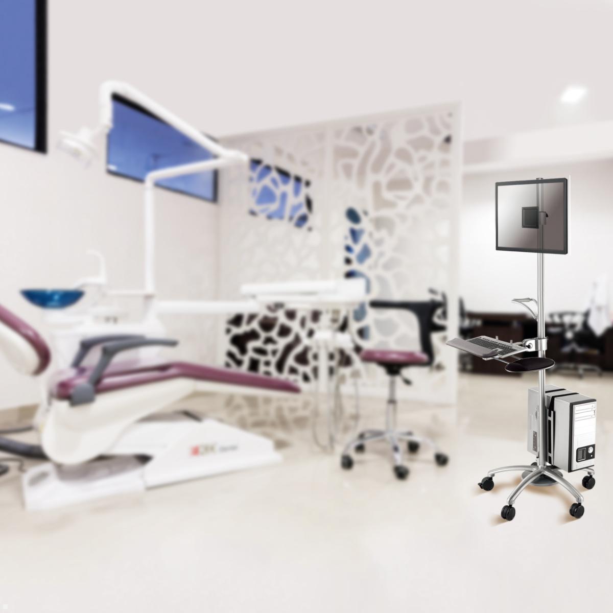 Neomounts FPMA-MOBILE1800 mobile Arbeitsstation, silber, Anwendungsbeispiel Zahnarzt Neomounts FPMA-MOBILE1800 mobile Arbeitsstation, silber, Anwendungsbeispiel Zahnarzt
